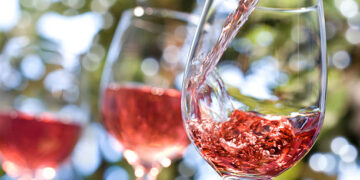 De ce trebuie să ținem cont când alegem un vin spumant rosé?